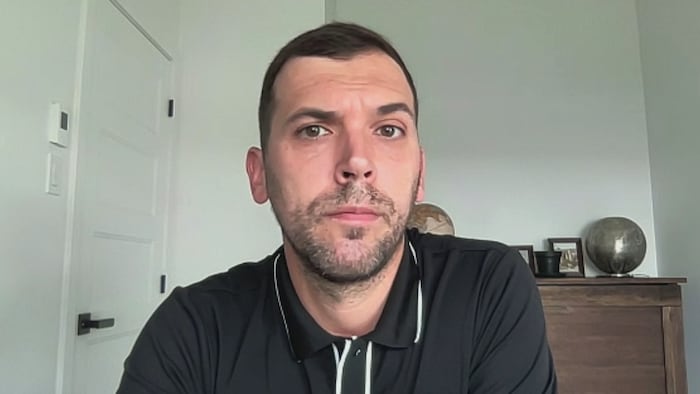 Il est en entrevue en visioconférence.