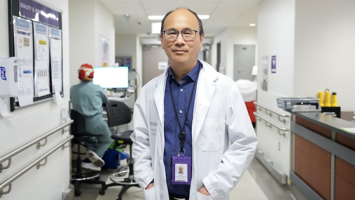 Le Dr Stephen Hwang dans un couloir de l'Hôpital St. Michael.