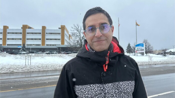 Le Dr Yogi Seghal à l'extérieur de son lieu de travail, l'hôpital régional Dr Everett Chalmers, à Fredericton.