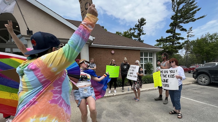 Des manifestants oppos&eacute;s &agrave; la lecture d'histoires par des drag queens dans les biblioth&egrave;ques de l'Ontario font face &agrave; des contre-manifestants de la communaut&eacute; LGBTQ+ &agrave; la biblioth&egrave;que de Wasaga Beach, en Ontario.