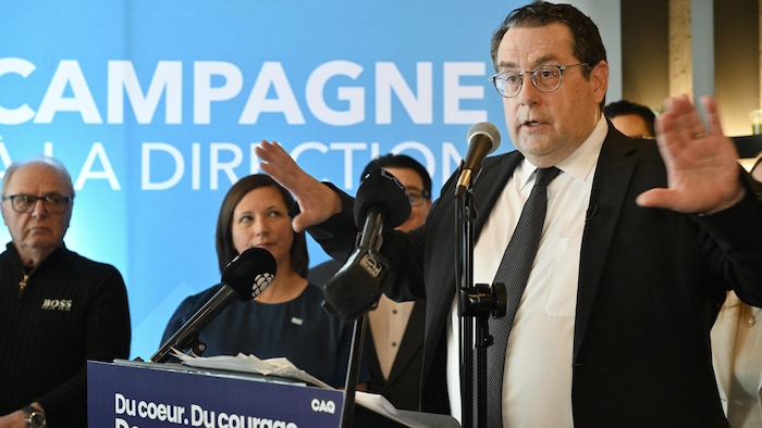 Bernard Drainville, en train de prononcer un discours, a lancé sa campagne pour la chefferie de la CAQ dans sa circonscription de Lévis.