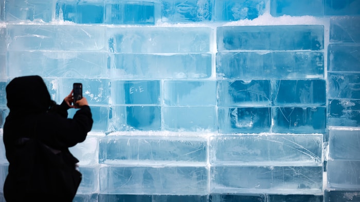 Une personne prend une photo des blocs de glace à Toronto, le 20 avril 2026.