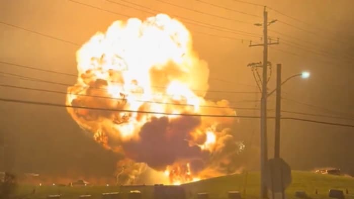 Une explosion et un nuage en forme de champignon au-dessus d'un parc.