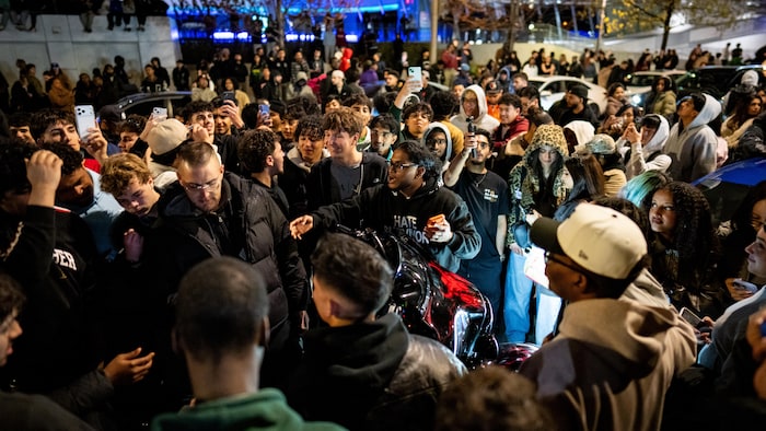 Des centaines de fans de Drake rassemblés près de la Tour CN le soir.