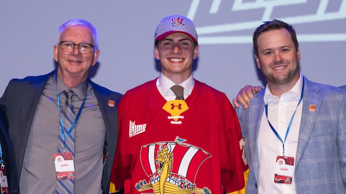 Un joueur de hockey avec un chandail du Drakkar de Baie-Comeau