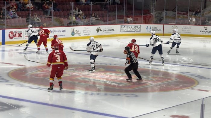 Des joueurs de hockey en action.