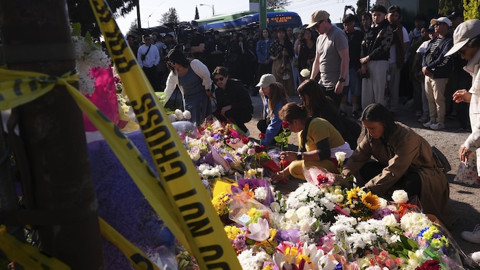 Des personnes déposent des fleurs, à Vancouver, le 27 avril.