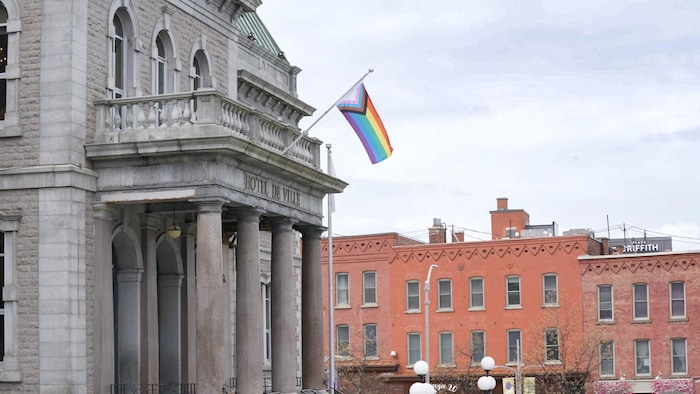 Le drapeau arc-en-ciel progressif flotte au-dessus de l'hôtel de ville de Sherbrooke.