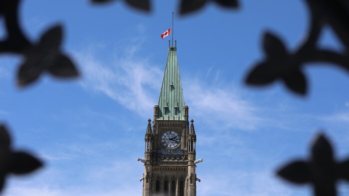 العلم الكندي منكساً على برج السلام على الهضبة البرلمانية في أوتاوا .