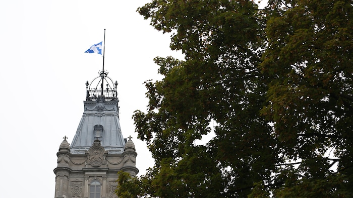 Le drapeau de l'Assemblée nationale en berne.