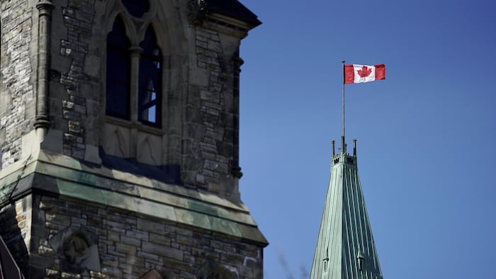 Le drapeau du Canada flotte au sommet de la tour de la Paix à Ottawa.