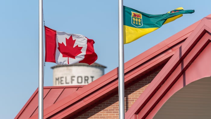 Les drapeaux du Canada et de la Saskatchewan.