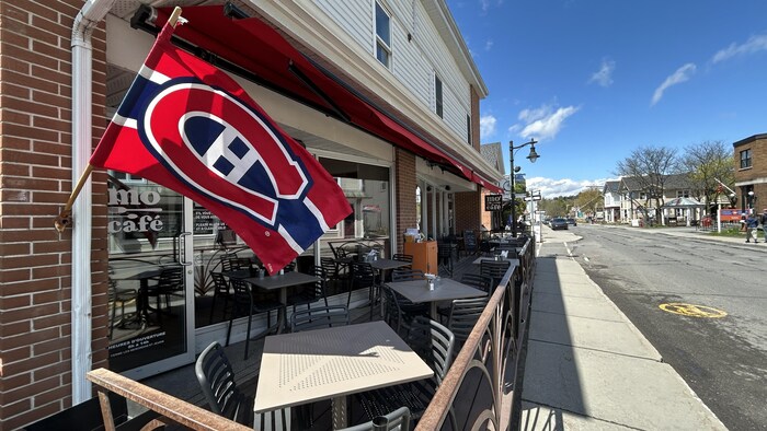 Un drapeau des Canadiens flotte devant un restaurant du centre-ville de Sutton.