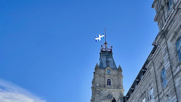 Drapeau du Québec en berne vu de l'extérieur de l'Assemblée nationale. 