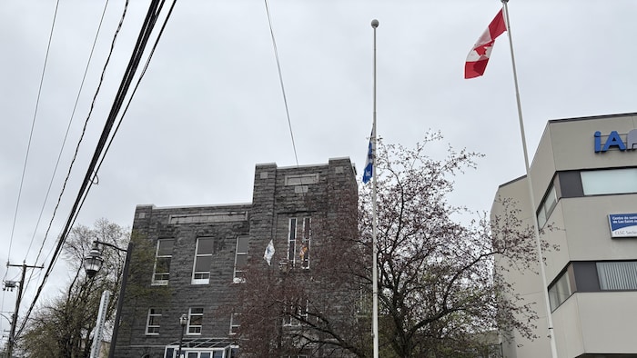 Un drapeau du Québec en berne,