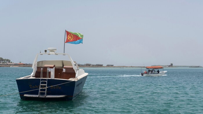 Deux bateau, dont un avec un drapeau de l'Érythrée.