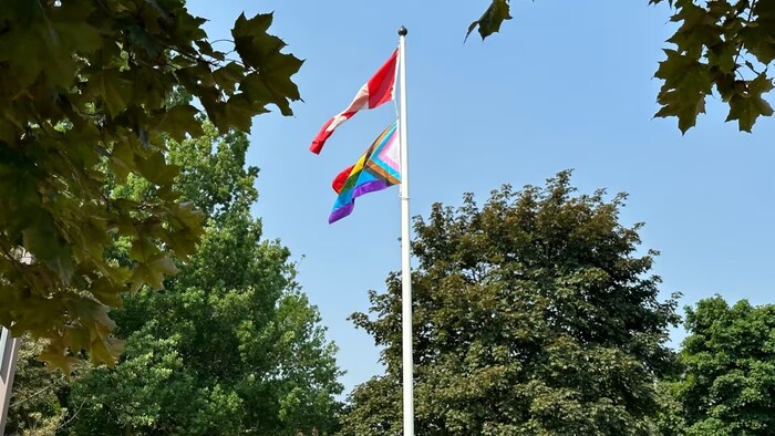Mercredi matin, le drapeau de la Fierté flottait à nouveau sous le drapeau canadien à l'École secondaire Sir Frederick Banting. 