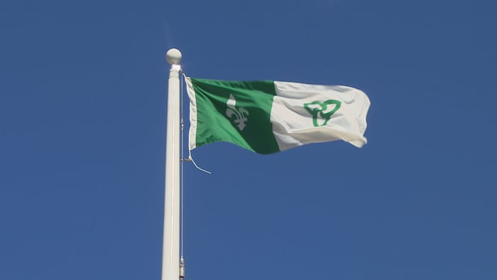 راية الناطقين بالفرنسية في مقاطعة أونتاريو بلونيه الأبيض والأخضر.