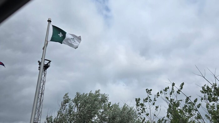 Le drapeau franco-ontarien avec le trille à l'envers.