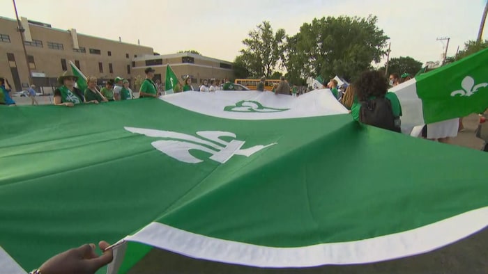 Un immense drapeau vert et blanc.