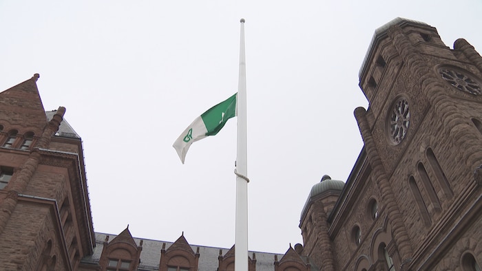 Le drapeau franco-ontarien a été hissé devant l'Assemblée législative de l'Ontario le 25 septembre 2024 pour le Jour des Franco-Ontariens.
