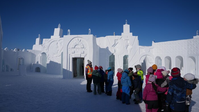 Des enfants au milieu d'un château de glace du festival Snowking de Yellowknife.