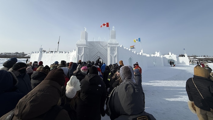 Une foule attend d'entrer à l'intérieur du château de glace.