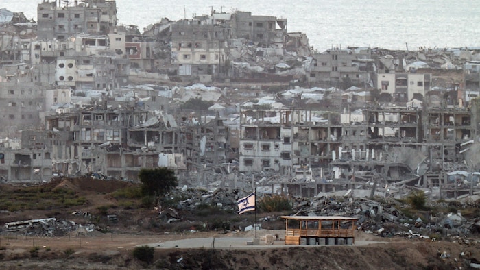 Un drapeau israélien flotte dans la bande de Gaza, dévastée par la guerre, le 23 septembre 2026.