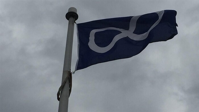 Le drapeau métis dans le vent.     Photo : Radio-Canada/Claude Gagnon