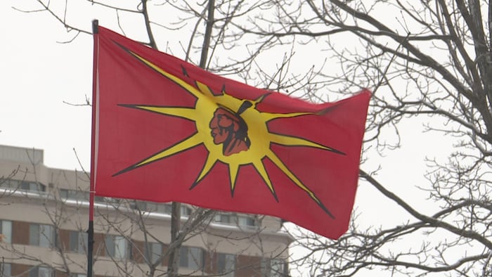 Le drapeau Mohawk qui flotte au parc de la Confédération.