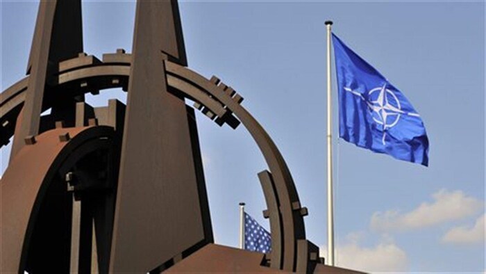 علم منظمة حلف شمال الأطلسي يرفرف بلونيه الأزرق والأبيض أمام مقرها الرئيسي في بروكسل.