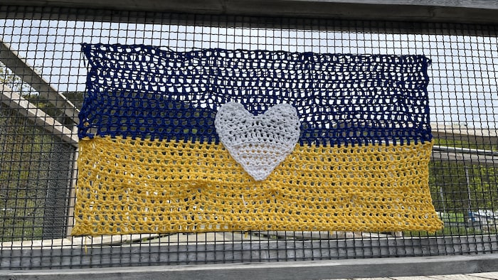 Un drapeau ukrainien tricoté.