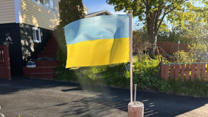 Un petit drapeau ukrainien.