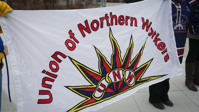 Un drapeau avec l’inscription « Union of Northern Workers » ainsi que le logo du syndicat.