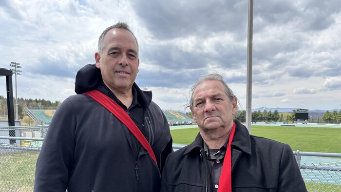 Deux hommes regardant la caméra.