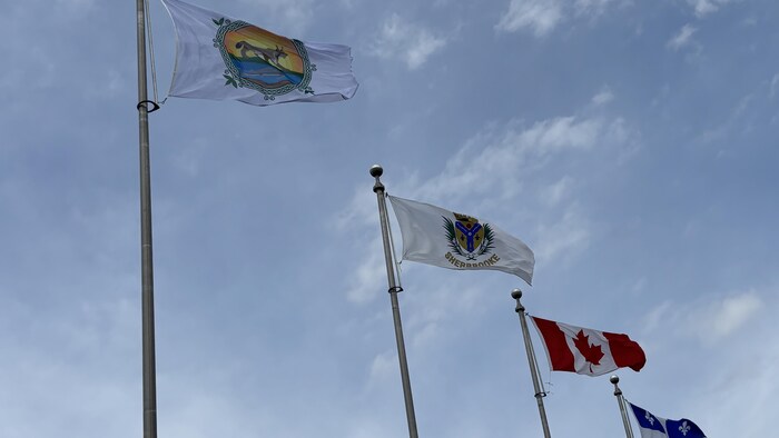 Des drapeaux qui flottent dans l'air. 