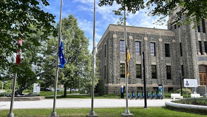 Des drapeaux en berne devant l'hôtel de ville.