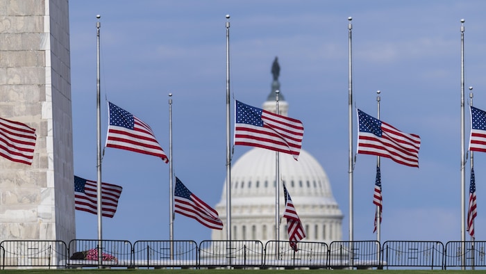 Des drapeaux américains en berne autour du Washington Monument.