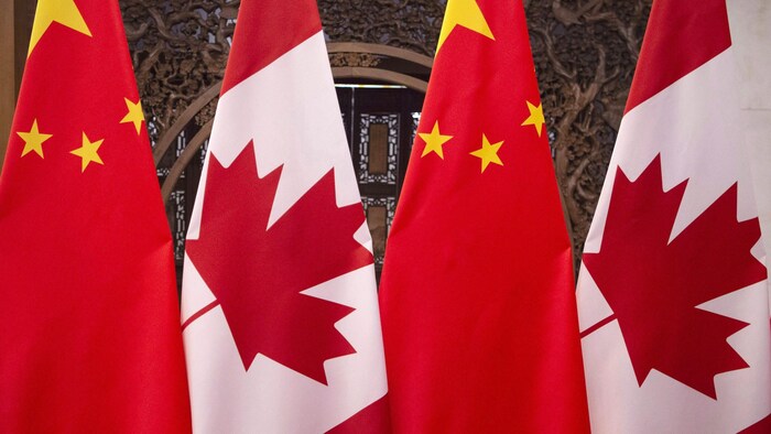 أعلام كندية وصينية في بكين احتفاءً بزيارة رئيس الحكومة الكندية جوستان ترودو إلى العاصمة الصينية في 5 كانون الأول (ديسمبر) 2017.