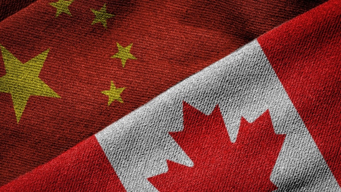 Un drapeau du Canada et de la Chine