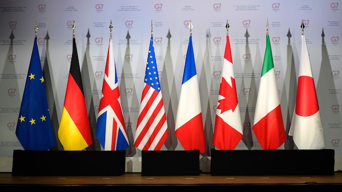 Les drapeaux du G7.