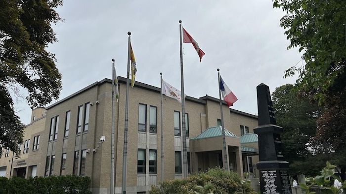 Les drapeaux honorifiques sur le terrain de l'hôtel de ville d'Edmundston.