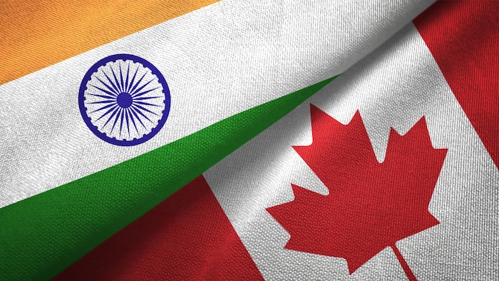 Les drapeaux de l'Inde et du Canada.