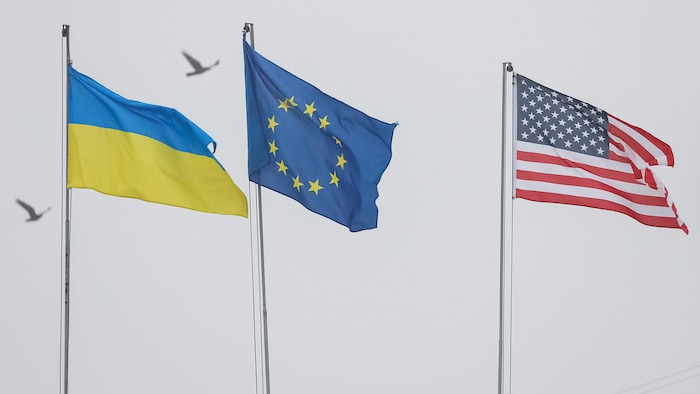 Les drapeaux de l'Ukraine, de l'Union européenne et des États-Unis, à Kiev. 