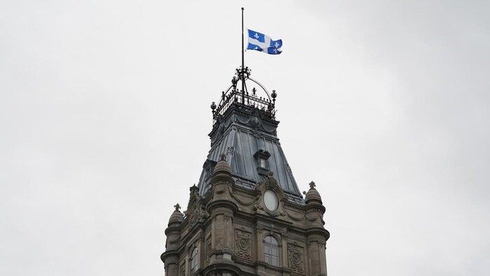 La bandera a media asta en la Asamblea Nacional de Quebec. 