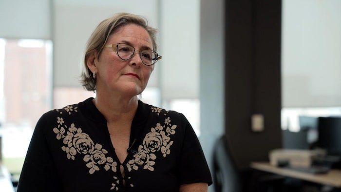 Diane Francoeur assise dans une salle de nouvelles.