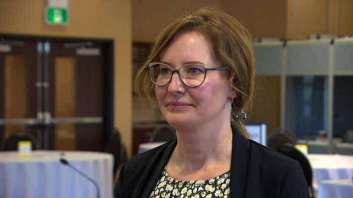 La PDG du Réseau de santé Vitalité, la Dre France Desrosiers, dans une salle de conférence.