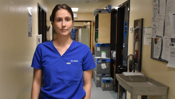Une médecin dans un corridor.