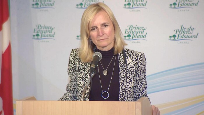 La Dre Heather Morrison, médecin-hygiéniste en chef de l'Île-du-Prince-Édouard, en conférence de presse le 14 mars 2020.