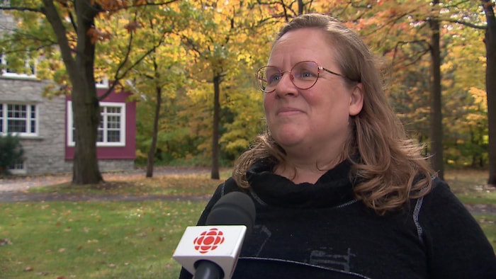 Isabelle Goupil-Sormany accorde une entrevue à Radio-Canada à l'extérieur, sur le campus de l'Université Laval, en automne.